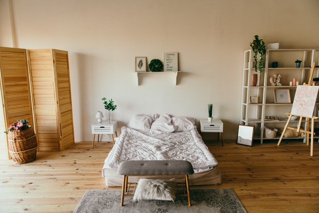 pokoj zařízený dřevěným nábytkem