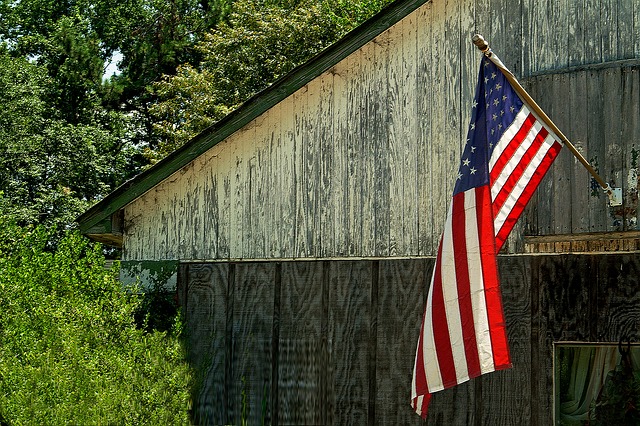americká vlajka na stodole